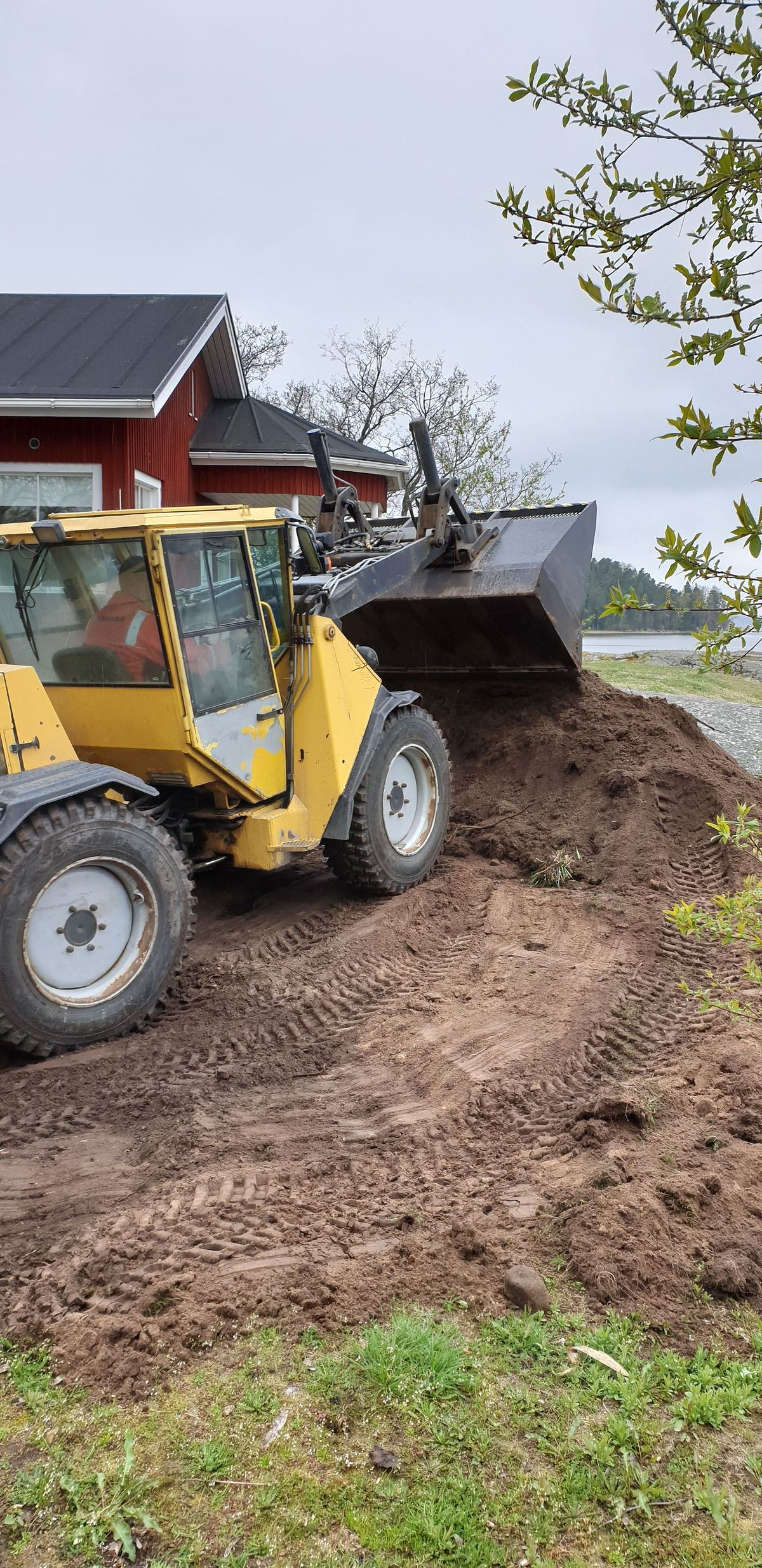 Kaivuutyötä piha-alueella