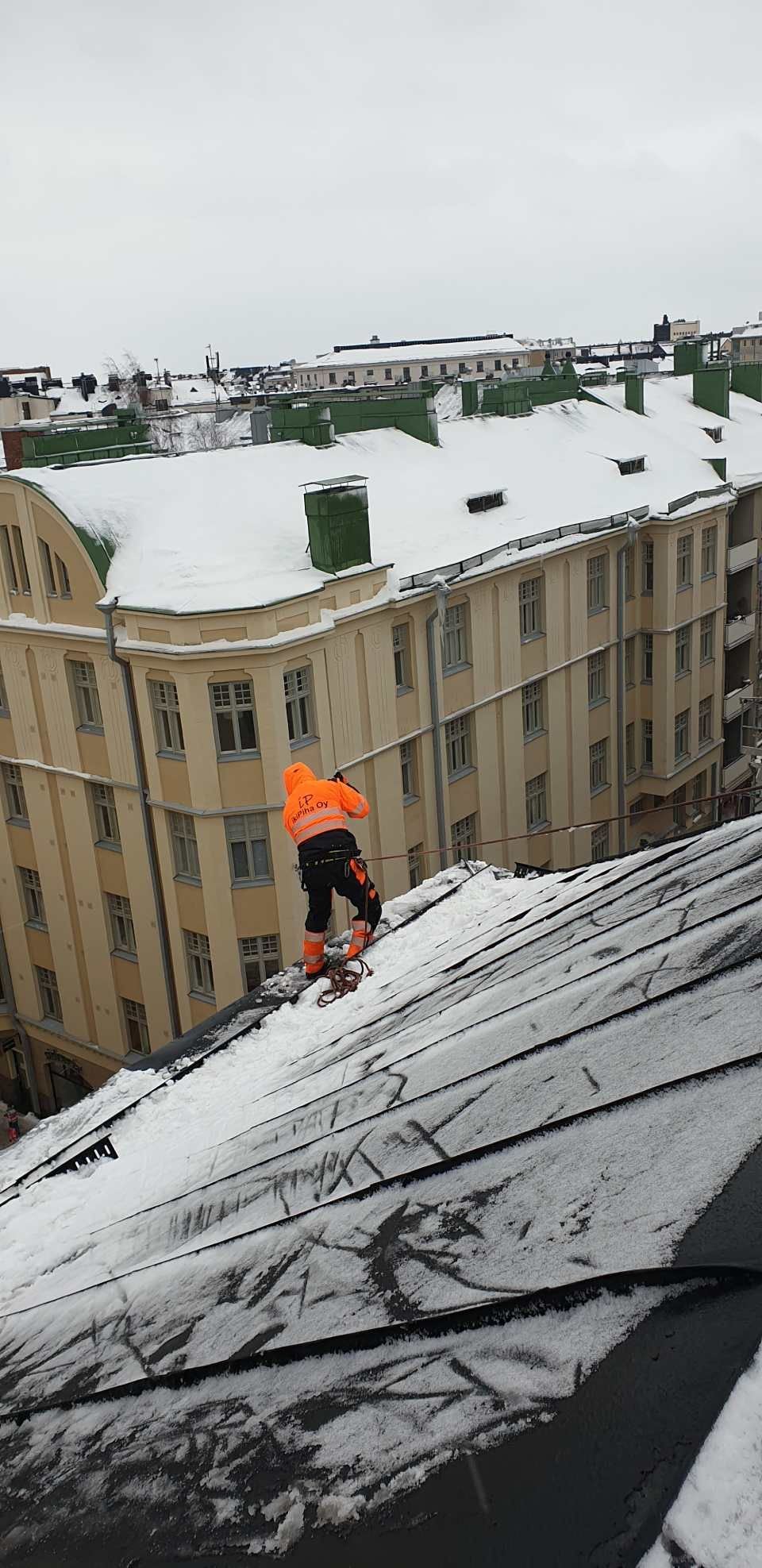 ikiPihan työntekijä kattotöissä kerrostalon katolla