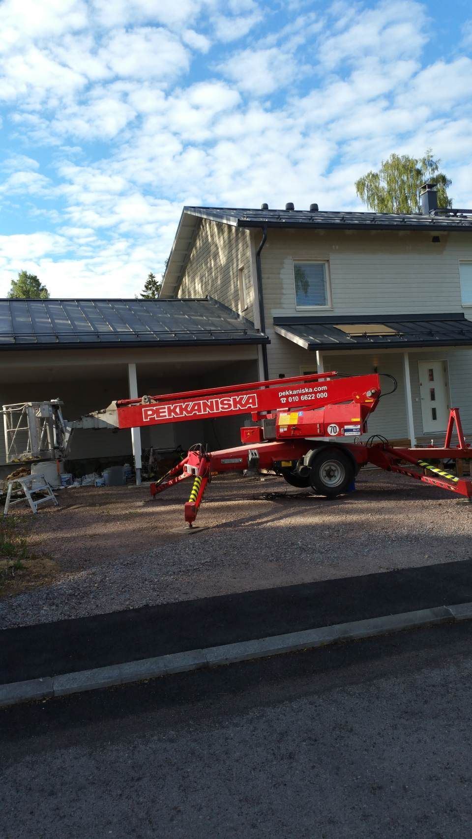 ikiPihan nostin kiinteistön pihassa räystäskorkeudella