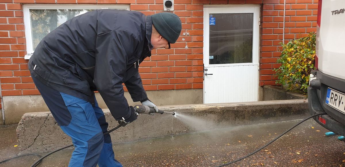 Sisäänkäynnin painepesua keväällä