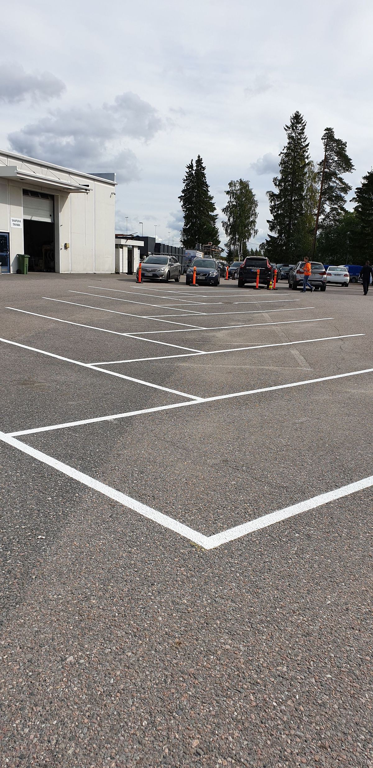 Vastamaalatut parkkiviivat pysäköintialueella
